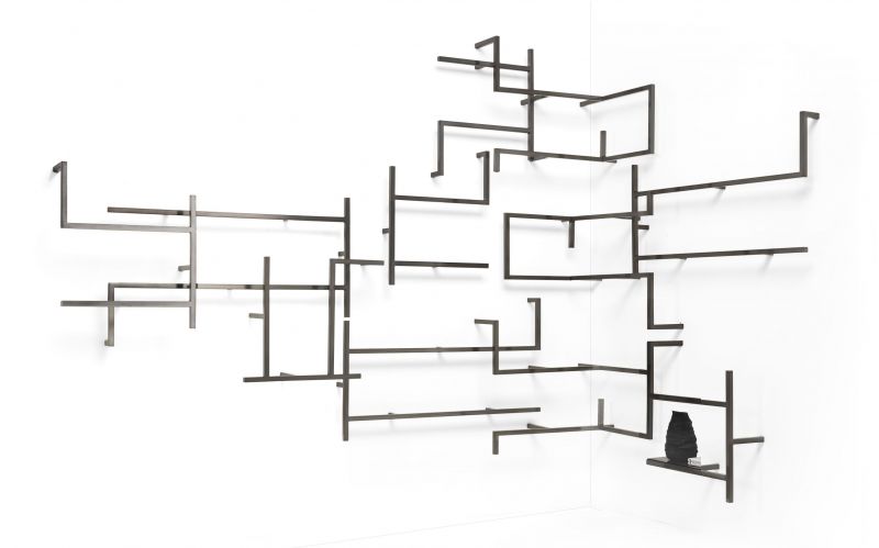 Antologia Wandregal von Mogg, modernes Designregal aus Metall, abstrakte Wanddekoration mit Ablageflächen.